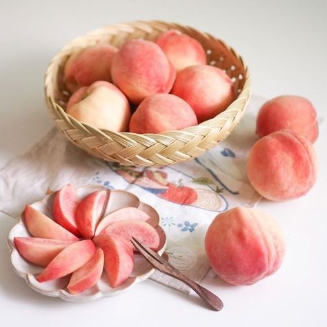 Nectarine Fruit, Aesthetic Fruit, Spring Ahead, Peach Pit, Fruit Picture, Peach Aesthetic, Peaches N Cream, Sweet Peach, Kawaii Food