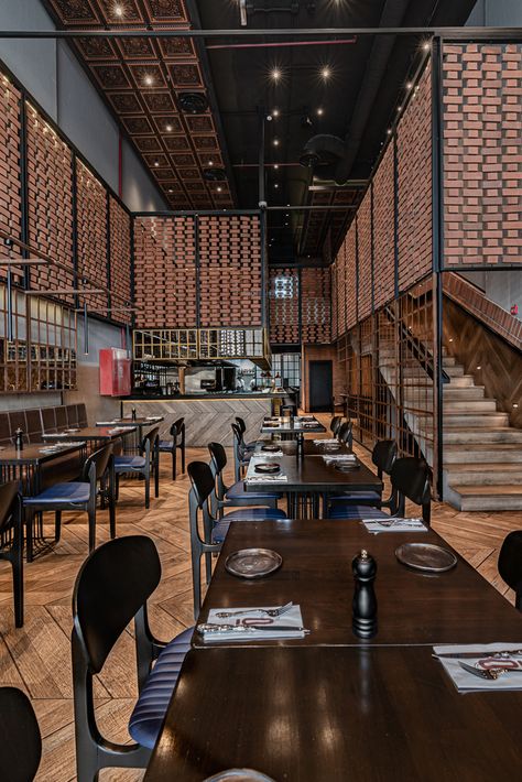 Mezzanine Cafe, Mezzanine Restaurant, Industrial Restaurant Interior, Industrial Restaurant Design, Industrial Restaurant, Iron Windows, British Pub, Glass Structure, Modern Restaurant