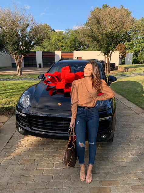 New Car Selfies, New Car Photo Ideas, New Car Poses Photo Ideas, Car Poses Instagram Outside, New Car Pictures Poses, Car Poses Women, First Car Pictures, New Car Photoshoot Ideas, Pose With Car