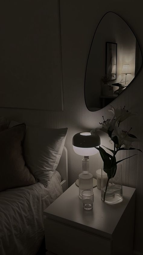 Cream Aesthetic Room, Room Ideas With White Furniture, Black And Beige Room, Minimalistic Room Ideas, Minimalist Bedroom Brown, Decorating Mirror, Bedroom Decor Minimalist, Irregular Mirror, Mirror For Wall