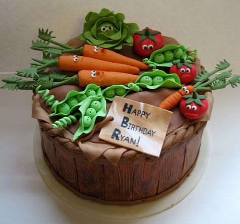 Happy Vegetables! - I made this for my brother who is a farmer. It is a combination of fondant and modeling chocolate. Thanks to all the cc'ers for the basket inspiration! Farmer Cake, Veggie Cake, Allotment Cake, Vegetable Garden Cake, Garden Theme Cake, Veggie Cakes, Torte Creative, Indian Cake, Red Birthday Cakes