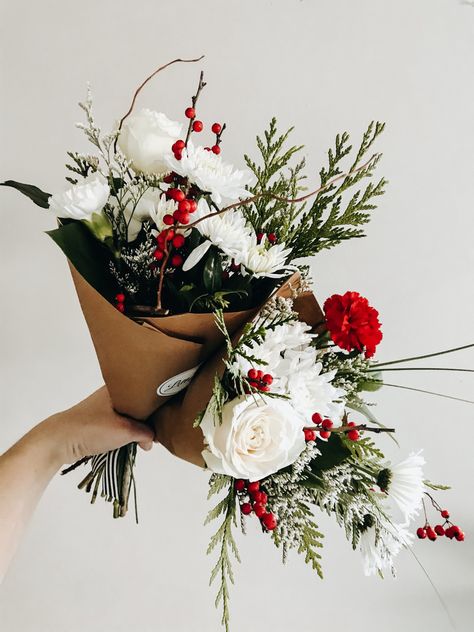 Christmas Stocking Floral Arrangements, Xmas Flower Bouquet, Christmas Floral Bouquets, Holiday Flower Bouquet, Diy Christmas Bouquet Ideas, Mini Christmas Bouquet, Small Christmas Bouquet, Christmas Flowers Aesthetic, Diy Christmas Bouquet