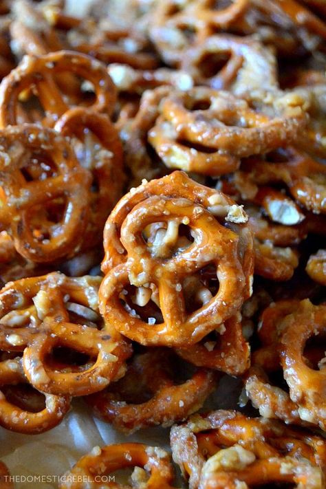 Essen, Buttery Toffee Pretzels, Sweet And Salty Pretzels, Toffe Pretzels, Toffee Pretzel Recipe, Pretzel Snack Mix Recipe, Butter Toffee Pretzels Recipe, Recipes Using Pretzels, Praline Pretzels