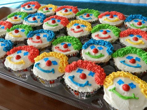 Clown Food Ideas, Clown Party Ideas, Clown Birthday Decorations, Clown Desserts, Clown Birthday Party Ideas, Scary Clown Cake, Vintage Clown Birthday Party, Clown Birthday Party, Clown Birthday Cake