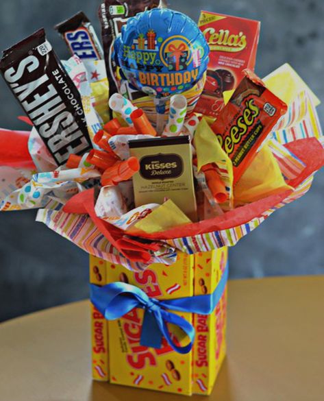 Diy Candy Bouquet, Birthday Candy Bouquet, Candy Bar Bouquet, Gift Card Bouquet, Candy Gifts Diy, Easy Gift Idea, Candy Arrangements, Candy Gift Baskets, Chocolate Bouquet Diy