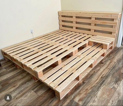 Headboard Ideas Diy Pallet, Bedframe Ideas, Homemade Bed Frame, Palette Bed, Wood Pallet Bed Frame, Pallet Bed Frame Diy, Country Room, Homemade Beds, Wooden Pallet Beds