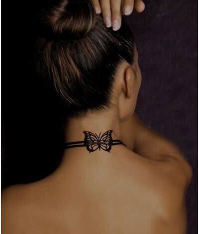 neck bow butterflies Back Of Neck Tattoos For Women, Choker Tattoo, A Butterfly Tattoo, Butterfly Neck Tattoo, Best Neck Tattoos, Tattoo Son, Girl Neck Tattoos, Choker Design, Butterfly Back Tattoo