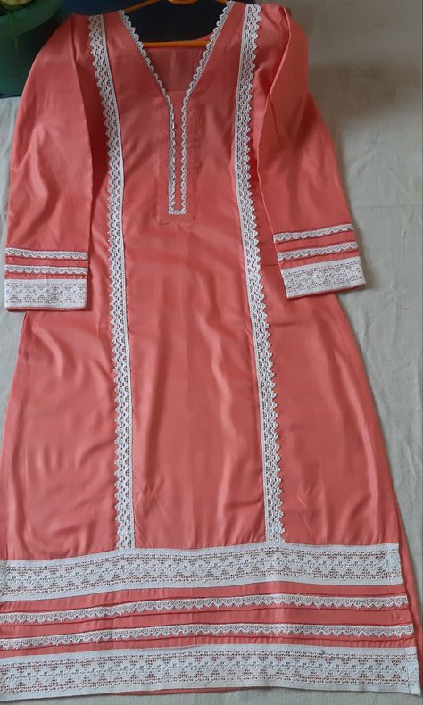 Lace design kurti Kurti Design With Lace Work, Kurti Disain Latas, Pakistani Dresses With Laces, Less Kurti Design, Pakistani Suits With Laces, Suit Designs Pakistani Style Latest, Kapde Designs, Less Design Kurti, Kurti Lace Designs Latest