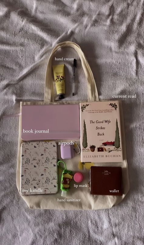 Kindle Bag, Everyday Bag Essentials, Reading Essentials, Book Bucket, What's In My Bag, Inside My Bag, Bookstagram Inspiration, Purse Essentials, Book Instagram