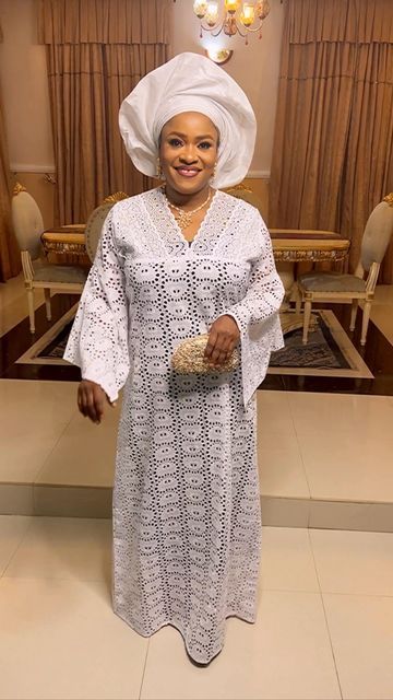 Buba Gown Styles, Gown Lace Styles, Latest Kaftan Designs, Kaftan Lace, Lace Caftan, Lace Dresses For Women, Simple Gown, White Lace Gown, African Lace Styles