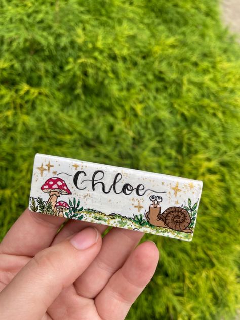 Name Tag Inspiration, Creative Name Tags Ideas, Nametag Ideas Aesthetic, Nametags Ideas, Work Name Tags Ideas, Cute Name Tag Ideas, Nametag Aesthetic Design, Name Tag Design Aesthetic, Aesthetic Name Tag