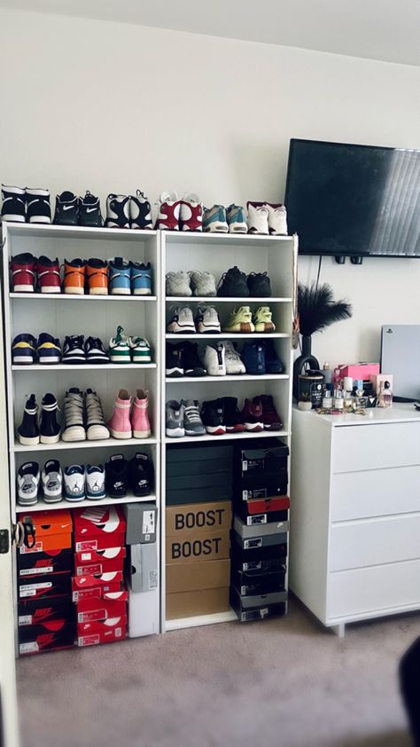 Kicks Aesthetic, Sneaker Room, Mens Room Decor, Sneakerhead Room, Mens Bedroom Decor, Small Game Rooms, Hypebeast Room, Shoe Room, Comfy Bedroom