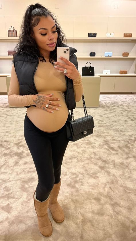 Cute Pregnant Outfits Fall, Baddie Pregnant Outfits, Hidden Pregnancy Announcement, Pregnacy Outfits Fall, Baddie Maternity Outfits, Pregnant Outfits Black Women, Stylish Maternity Outfits Winter, Cute Pregnancy Outfits For Winter, Pregnant Outfits Winter