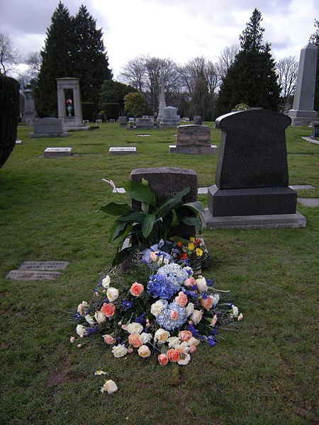 Seattle - Lake View Cemetery - flowers on grave Tumblr, Sitting At Grave Aesthetic, Flowers On Grave Aesthetic, Dead Mom Aesthetic, Kuburan Aesthetic, Flowers On Grave, Grave Pics, Grave With Flowers, Cemetery Pictures