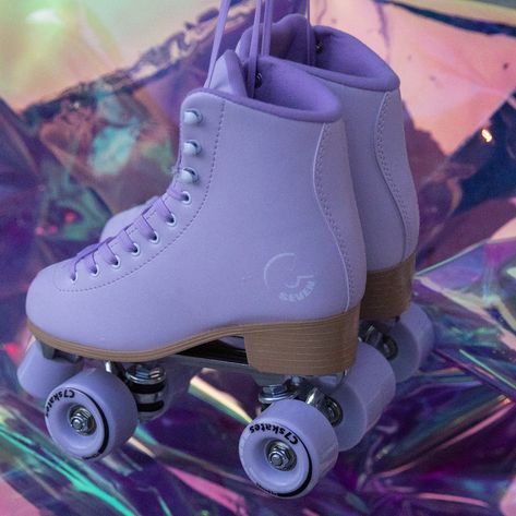 Purple Roller Skates Aesthetic, Cool Roller Skate Designs, Pastel Roller Skates, Preppy Roller Skates, Cute Roller Skates Aesthetic, Converse Roller Skates, Cute Skates, Roller Skates Outfits, Roller Skating Outfits Aesthetic