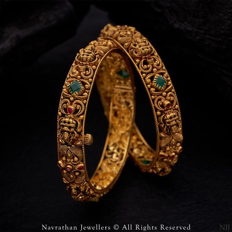 Temple Bangles Gold Jewellery, Antique Jewellery Designs Gold, Nakshi Bangles Gold, Antique Bangles Design, Antique Bangles Indian Gold, Wedding Gold Bangles, Gold Antique Bangles, Antique Gold Bangles Design, Bangles Jewelry Designs Gold