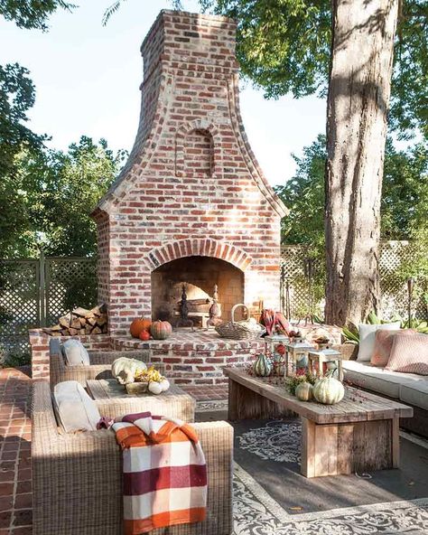 Get the most out of the season's cool weather! Check out our tips for creating an outdoor living room, and you won't want to go back inside. Link's in the profile! #thecottagejournal #fallstyle #decorinspo Design Grill, Outdoor Fireplace Designs, Backyard Cottage, Outdoor Fireplace Patio, Patio Fireplace, Backyard Fireplace, Casa Exterior, Backyard Spaces, Have Inspiration