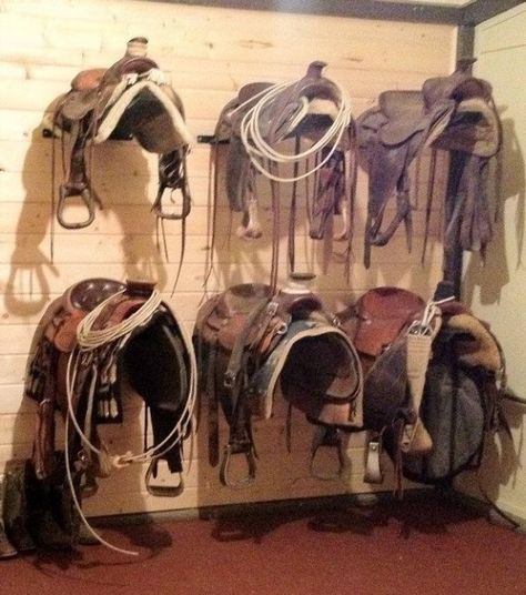 Western Ranch Home Decor, Barn Organization Ideas, Simple Horse Barns, Tack Room Organization, Horse Tack Rooms, English Saddles, Horse Farm Ideas, Horse Paddock, Horse Brushes