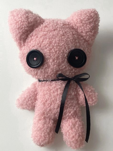 Plushies Diy, Cute Sewing Projects, Handmade Plushies, Diy Socks, Plushie Patterns, Sewing Stuffed Animals, Pink Crochet, Plush Pattern, Cat Plush