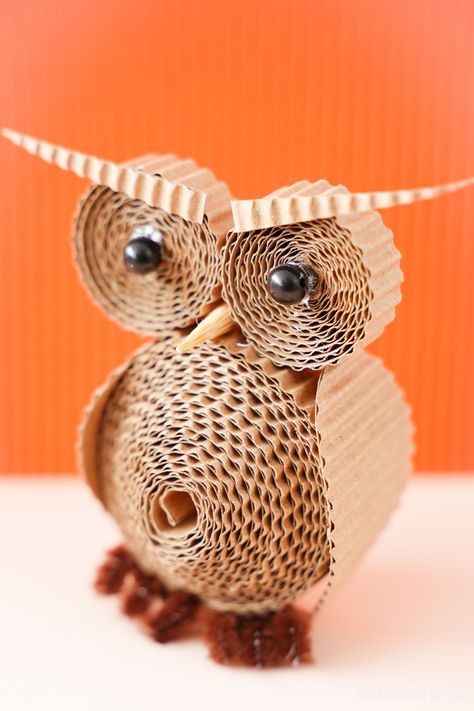 This rolled cardboard owl is a gorgeous rustic and inexpensive decoration that is versatile and super easy to make! Cardboard Owl, Paper Flower Projects, Owl Activities, Paper Craft Easy, Recycled Paper Crafts, Flower Projects, Craft From Waste Material, Origami And Quilling, Modern Living Room Decor