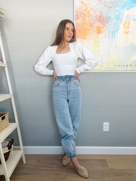 https://thedarkplum.com/2022/02/my-new-favorite-cropped-sweater/ Paper Bag Waist Jeans Outfit, Paper Bag Jeans Outfit, Paper Bag Pants Outfit, Paper Bag Jeans, Bag Jeans, Elastic Waist Jeans, 2022 Trends, Jeans Outfit, Waist Jeans