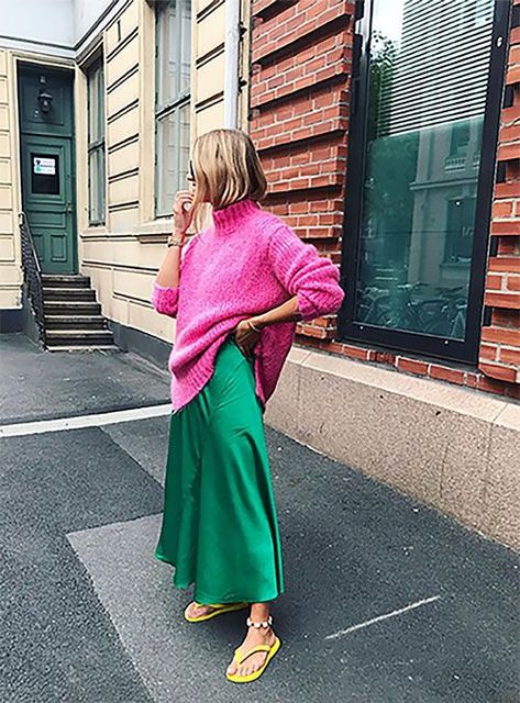 Bright pink slouchy sweater with emerald green maxi skirt and sandals Green Skirt Outfits, Bright Pink Sweater, Rok Outfit, Pink Turtleneck, Green Maxi Skirt, Fashion Trend Forecast, Fun Outfits, Colorful Outfits, Quoi Porter