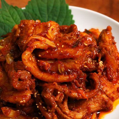 Spicy stir-fried pork (Dwaejigogi-bokkeum) recipe by Maangchi Stir Fry Pork Belly, Jeyuk Bokkeum, Gochujang Pork, Maangchi Recipes, Korean Stir Fry, Quick Pickle, Fried Pork Belly, Bulgogi Recipe, Pork Stir Fry