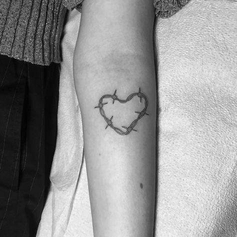 Dua Lipa ♡ tatt ♡ @badtogether Thorn Tattoo, Private Tattoos, Tato Henna, Minimal Tattoo Design, Sharpie Tattoos, Different Tattoos, Dope Tattoos, Simplistic Tattoos, Minimal Tattoo