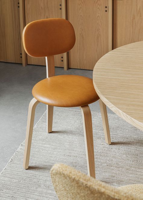 Absolutely love this update on the Bauhaus inspired Afteroom chair, this time with a plywood base, upholstered in leather. An all round versatile chair, perfect for a minimal home workspace, part of the MENU Connected Spaces collection for 2020. #chairdesign #nordicdesign #MENUdesign #danishdesign Minimal Chair, Minimal Chairs, Copenhagen Furniture, Dining Chair Upholstered, Plywood Design, Curved Chair, Plywood Chair, Black Ash, Elegant Chair