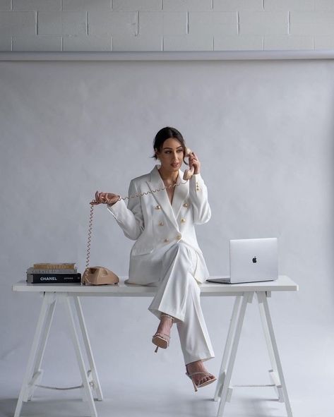 Studio Personal Branding Photography, Lifestyle Photography Women Fashion Editorial, Minimalist Business Photoshoot, Photo Shoot Business Woman, Working Women Photoshoot, Woman In Blazer Photoshoot, Office Wear Photoshoot Women, Business Chic Photoshoot, Business Women Photoshoot Ideas