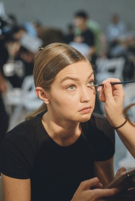 Fashion Week Aesthetic, Adut Akech, Milan Fashion Week Runway, Sora Choi, Models Backstage, Nyc Model, Show Beauty, Model Lifestyle, Model Inspo