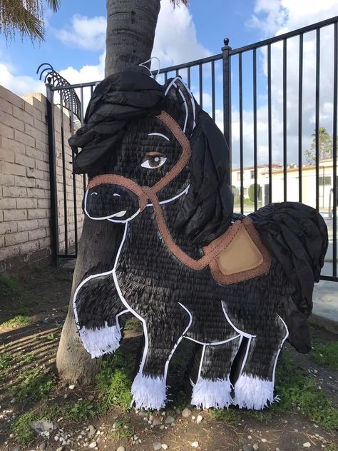 Isnt she a beauty! Pinatas Ideas, Cowboy Themed Birthday Party, Horse Template, Clydesdale Horse, Piñata Ideas, Clydesdale Horses, Baby Shawer, Clydesdale, One Year Old