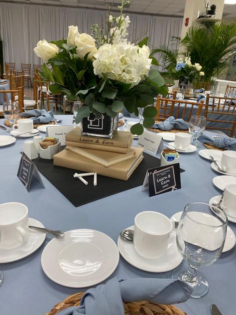 Conference Table Centerpiece Ideas, Business Meeting Table Decor, Business Meeting Centerpiece Ideas, Corporate Breakfast Ideas, Breakfast Table Centerpiece, Corporate Centerpieces, Corporate Breakfast, Amazing Centerpieces, Corporate Event Centerpieces