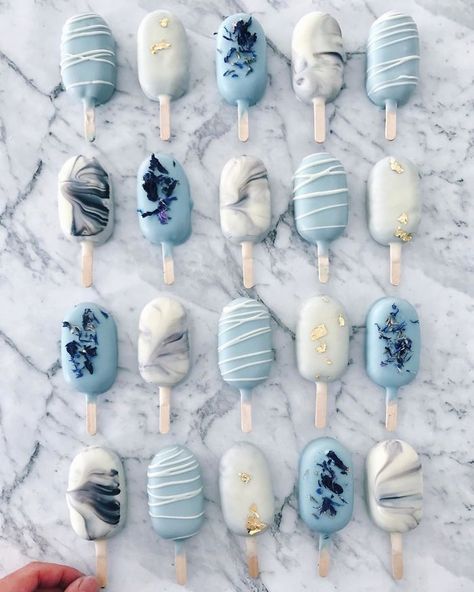 Blue Dessert Table, Cake Pop Receita, Popsicles Cake, Ice Cream Cake Pops, Kue Macaroon, Idee Babyshower, Cake Pop Recipe, Leftover Cake, Cute Desserts