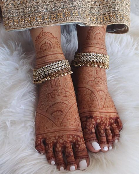 Feet Mehndi Payal Designs Silver, Silver Anklets Designs, Bridal Anklet, Unique Gold Jewelry Designs, Bridal Jewelry Sets Brides, Indian Bridal Jewelry Sets, Anklet Designs, Bridal Jewellery Design, Bridal Accessory