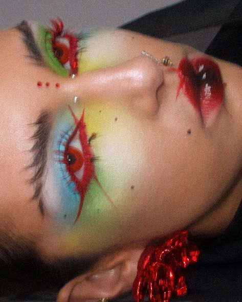 MAN REPELLENT MAKEUP (part 3) 😈 They hate to see a spiky brow coming 🤡 Using: @glisten_cosmetics cherry wet liner / orange red mascara @donidarkowitz x @blendbunnycosmetics palette @colourpopcosmetics fade into hue palette @kvdbeauty red liner @isamayabeauty lips lipstick in cardinal @depixym white paint Orange Lipstick Looks, White Mascara Looks, Peppermint Makeup, Red Mascara, Fade Into Hue Palette, Red Lashes, Fade Into Hue, White Mascara, Glisten Cosmetics