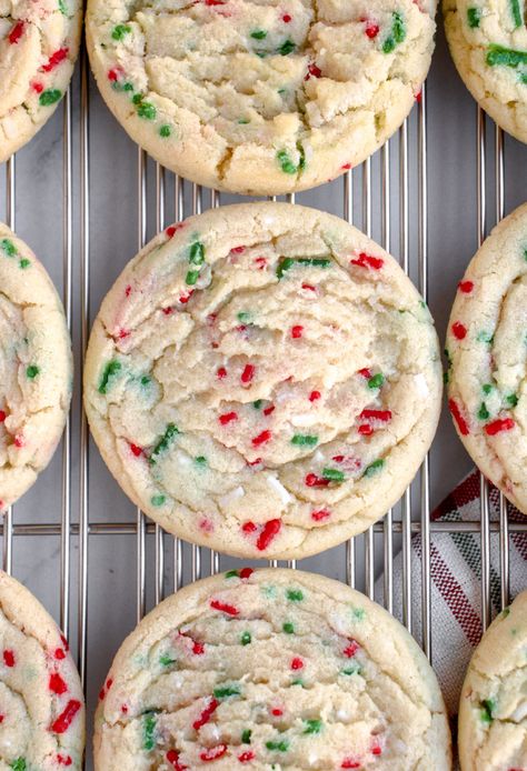 Sprinkle Sugar Cookies, Christmas Baking Recipes, Christmas Sprinkles, Messy Kitchen, Sprinkle Cookies, Xmas Cookies, Classic Cookies, Christmas Snacks, Christmas Cooking