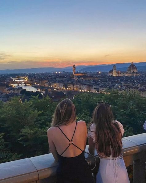 Living In Italy Life, Besties In Italy, Interailling Europe, Florence Instagram Pictures, Best Friends In Italy, Florence Picture Ideas, Florence Pictures, Summer In Florence, Italy Girls Trip