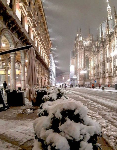 Milan In Winter, Snow In Europe, Europe In December, Rome Winter, Travel Instagram Ideas, Italy Winter, Christmas In Italy, Snow Wedding, Europe Aesthetic