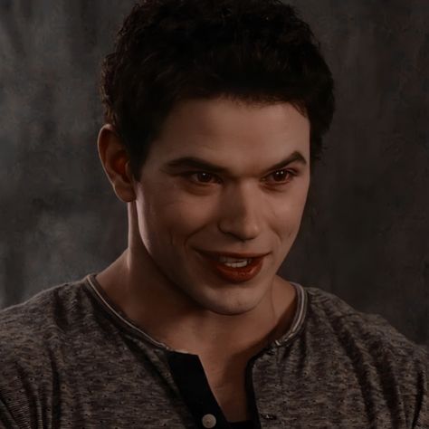 Twilight Emmett, Emmett Cullen, Team Jacob, The Cullen, Kellan Lutz, Men Kissing, The Twilight Saga, Iconic Movies, Twilight Saga