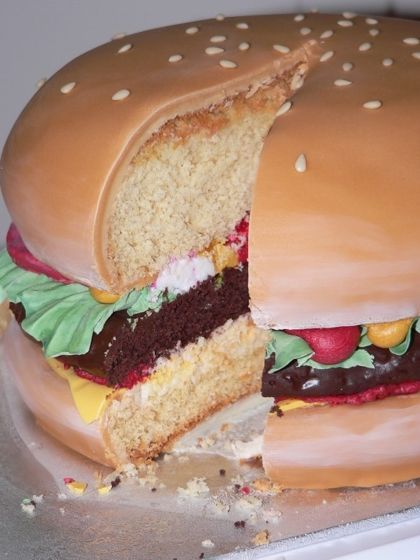 I made this Burger Cake for my son's 16th birthday - the cake, fondant and icing is all gluten free [by Ilza Linssen] Hamburger Cake, Burger Cake, 18th Cake, Birthday Cake For Husband, Realistic Cakes, Cake For Husband, 16 Birthday Cake, 18th Birthday Cake, Cake Fondant