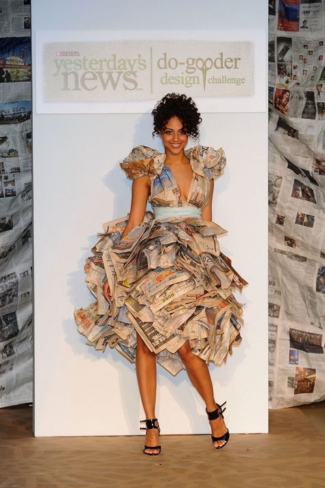 Recycled Gown Ideas, News Paper Dress, Recycled Gown, Barbie Products, Race Fashion, Recycled Costumes, House Barbie, Sculpture Fashion, Newspaper Fashion