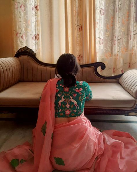 Poses On Saree At Home, Bengali Saree Aesthetic, Saree Poses Photoshoot Ideas At Home, Aesthetic Saree, Saree Aesthetic, Baggy Jeans For Women, Photoshoot At Home, Desi Aesthetics, Simple Saree Designs