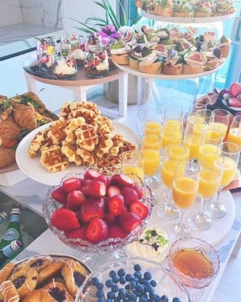 35+ Gorgeous Mothers Day Brunch Ideas To Show Your Love - HubPages Champagne Breakfast, Brunch Party Decorations, Boozy Brunch, Breakfast Party, Catering Ideas Food, Brunch Buffet, Baby Shower Brunch, Birthday Brunch, Mothers Day Brunch