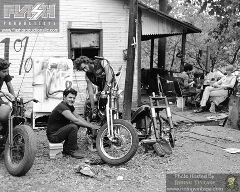 Riding Vintage: Portraits of American Bikers: Life in the 1960s Motorcycle Camping Gear, Biker Photography, Old School Chopper, Seni Vintage, Classic Harley Davidson, Biker Lifestyle, Old Motorcycles, Motorcycle Camping, Vintage Biker