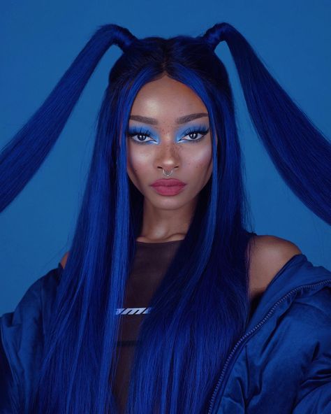 Nyané® Lebajoa on Instagram: “I’ve had these pictures for so looong 💙⚔️ SCI-FI BLUE is here!! 30 inches Long 🗣 💁🏽‍♀️💁🏽‍♀️💁🏽‍♀️ @temperhair Sign up to my newsletter to be…” Mode Harajuku, Blue Wig, Makijaż Smokey Eye, Wigs For Sale, New Rock, Hair Dye Colors, Cool Hair Color, Foto Inspiration, Grunge Hair