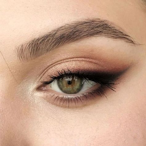 Daytime Smokey Eye, Winter Make-up, Doe Eye Makeup, Make Up Factory, Aesthetic Eye, Soft Smokey Eye, Tutorial Eyeshadow, Smokey Eye Makeup Look, Natural Smokey Eye