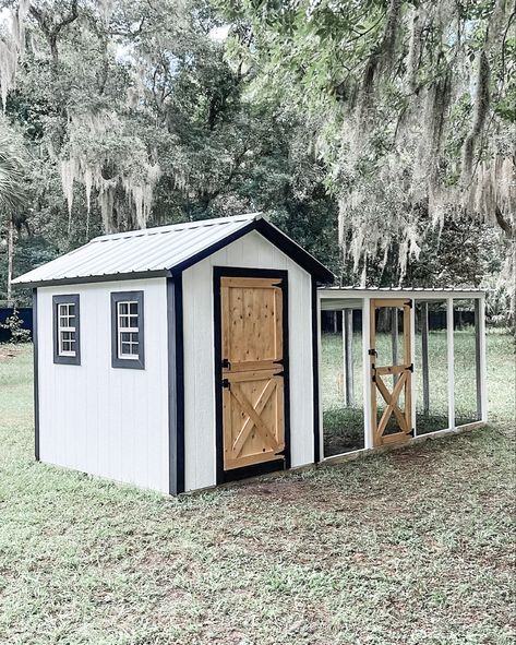 This adorable 6X8 Walk-in Chicken Coop is one of our favorites! The run is 8X12 and fully walk in with an automatic chicken door and indoor roosting ladder!