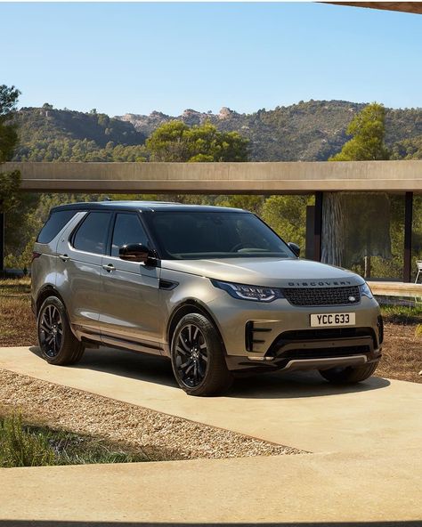 Wherever you go, look right at home with #LandRover #Discovery Landmark Edition's dynamic design.  #LandmarkEdition #4x4 #Adventure… Discovery Car, 4x4 Adventure, Range Rover Discovery, Land Rover Discovery 5, Range Rover Supercharged, Discovery 5, Suv 4x4, Disco Fever, Land Rover Discovery Sport