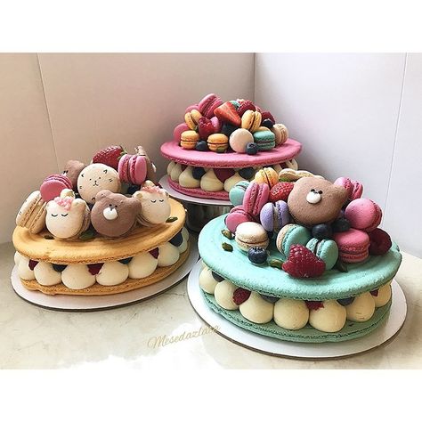 YES OR NO??? Macarons cake with berries, unicorn and bears mac by @mesedazlata OMG its so beautiful and I am fan!!!! #macaron #macarons… Macarons Cake, Cake With Berries, 4de Verjaardag, Macaroon Cake, Kue Macaroon, Macaron Cake, Cream Tart, Macaron Cookies, Biscuit Cake